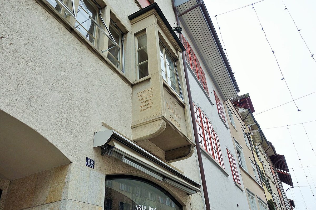 Rebuilt house in Schaffhausen’s Neustadt with an inscription on its oriel window recalling the bombing of 1 April 1944